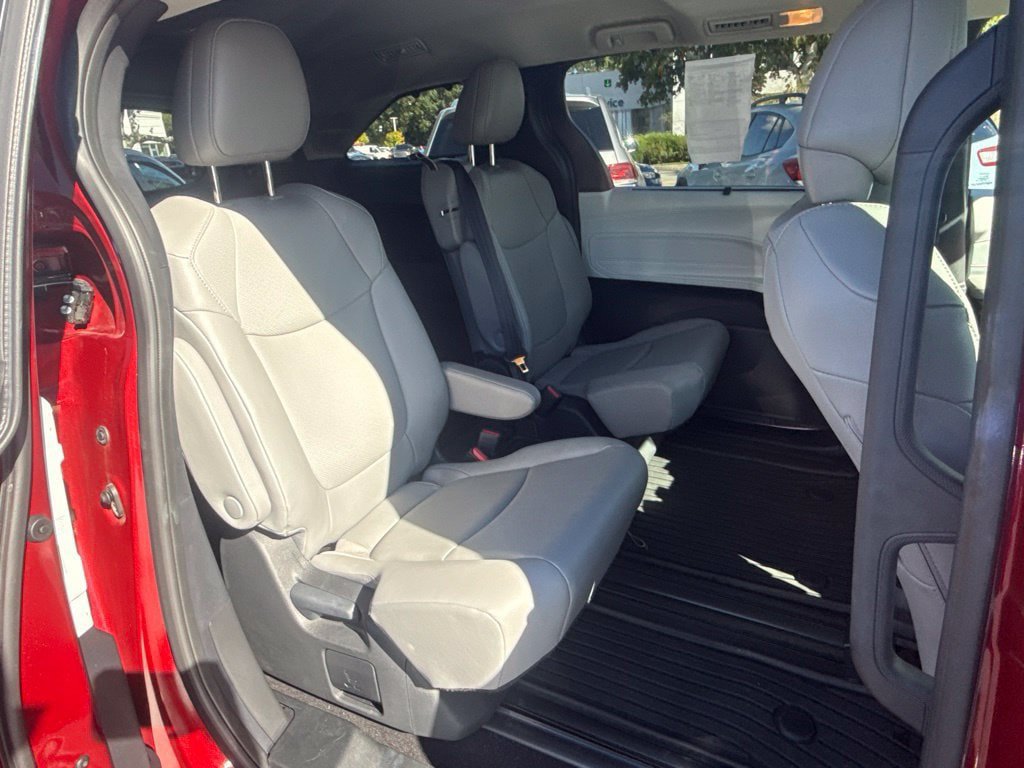 Certified 2026 Toyota Sienna XLE FWD image 18