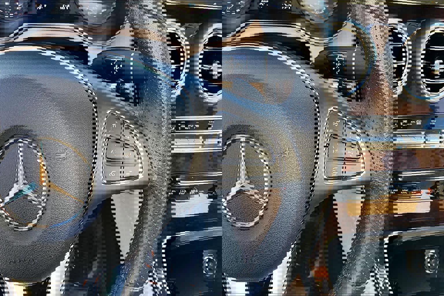 Used 2019 Mercedes-Benz GLC 350e 4MATIC image 25