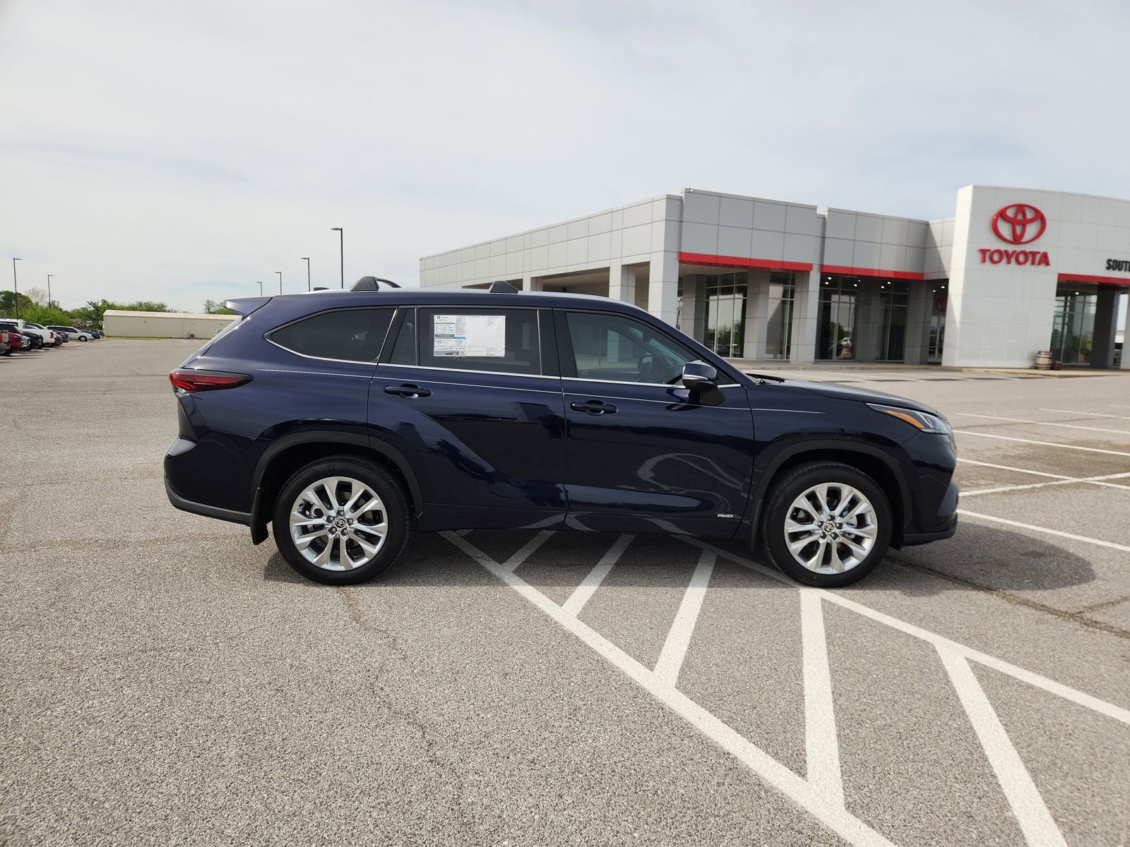 New 2026 Toyota Highlander Limited image 7