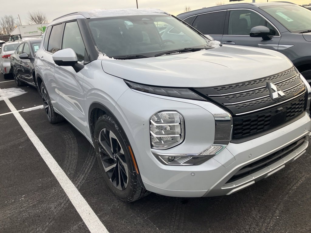Used 2024 Mitsubishi Outlander SEL image 2