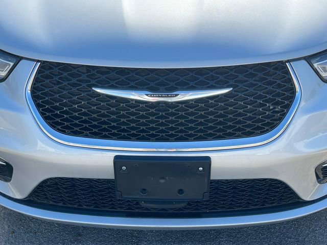 Used 2024 Chrysler Pacifica Touring-L image 9