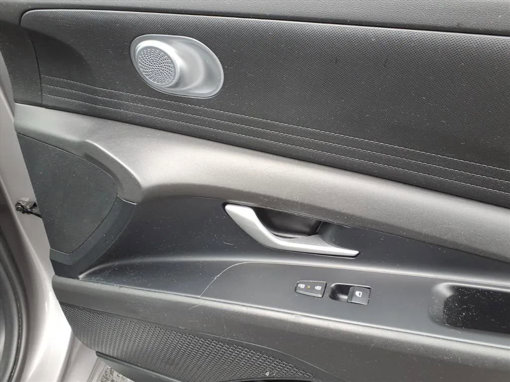 Used 2024 Hyundai Elantra SEL image 12