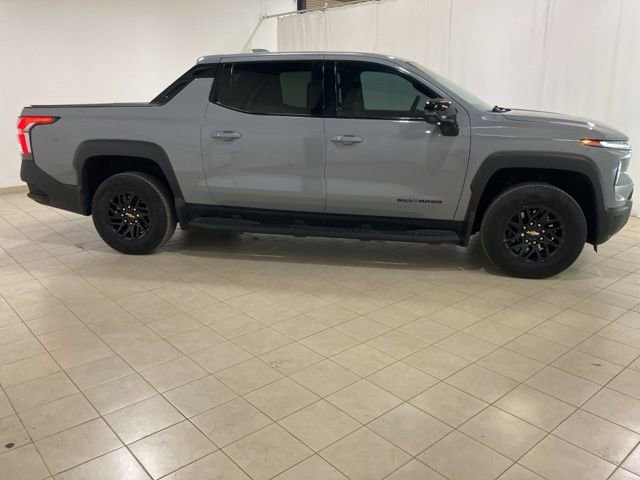 Used 2025 Chevrolet Silverado EV LT image 7