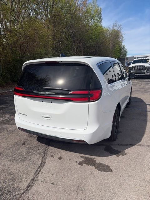 Used 2024 Chrysler Pacifica Touring-L image 7