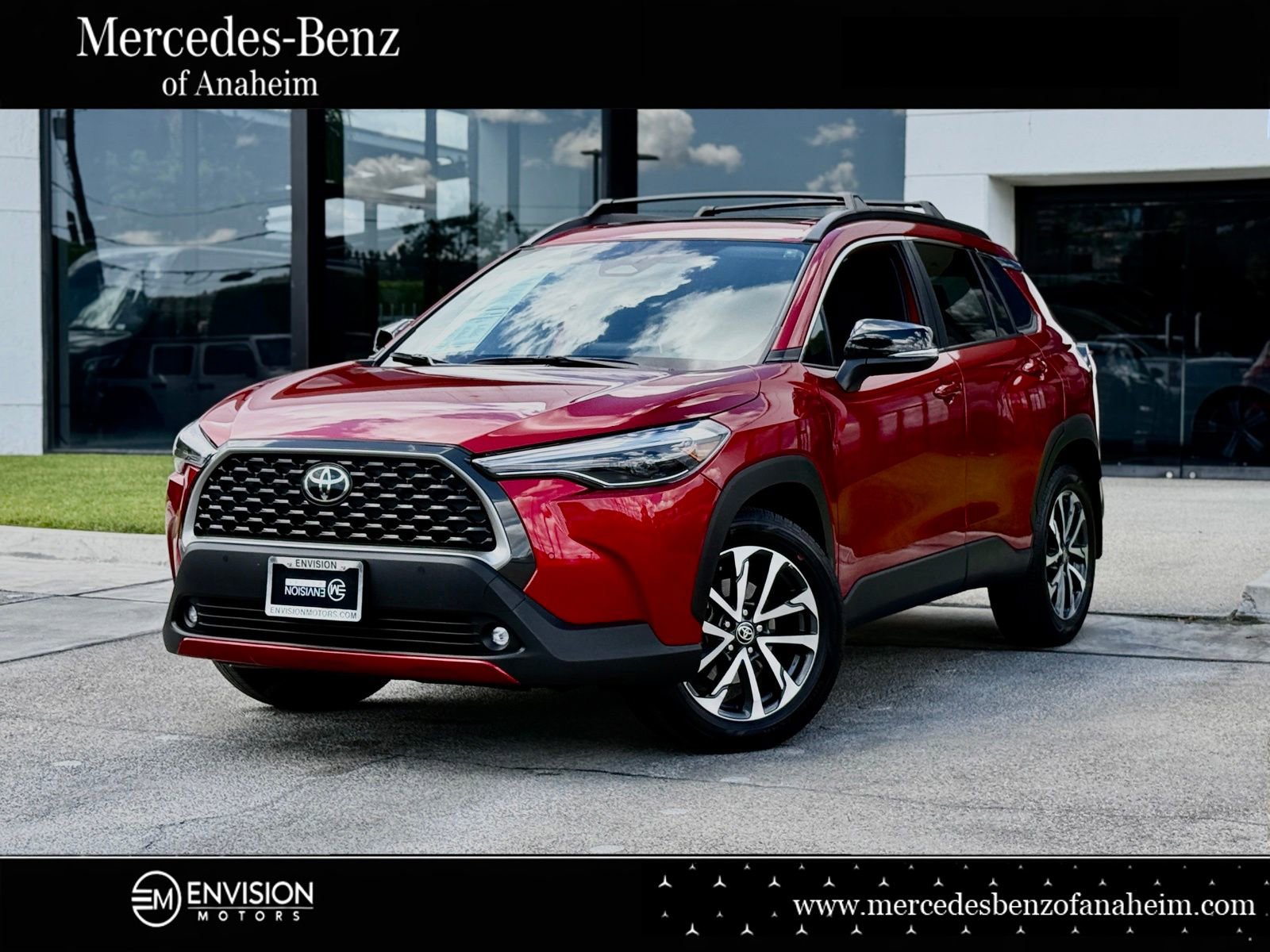 Used 2025 Toyota Corolla Cross XLE w/ Convenience Package FWD image 1