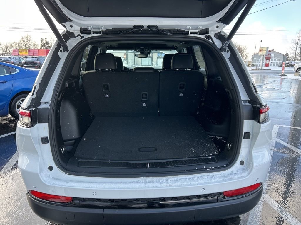 New 2025 Jeep Grand Cherokee Altitude image 2