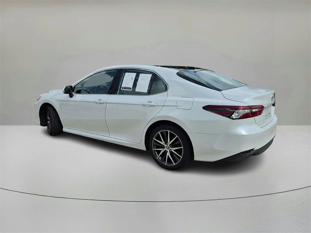 Used 2022 Toyota Camry XLE image 3