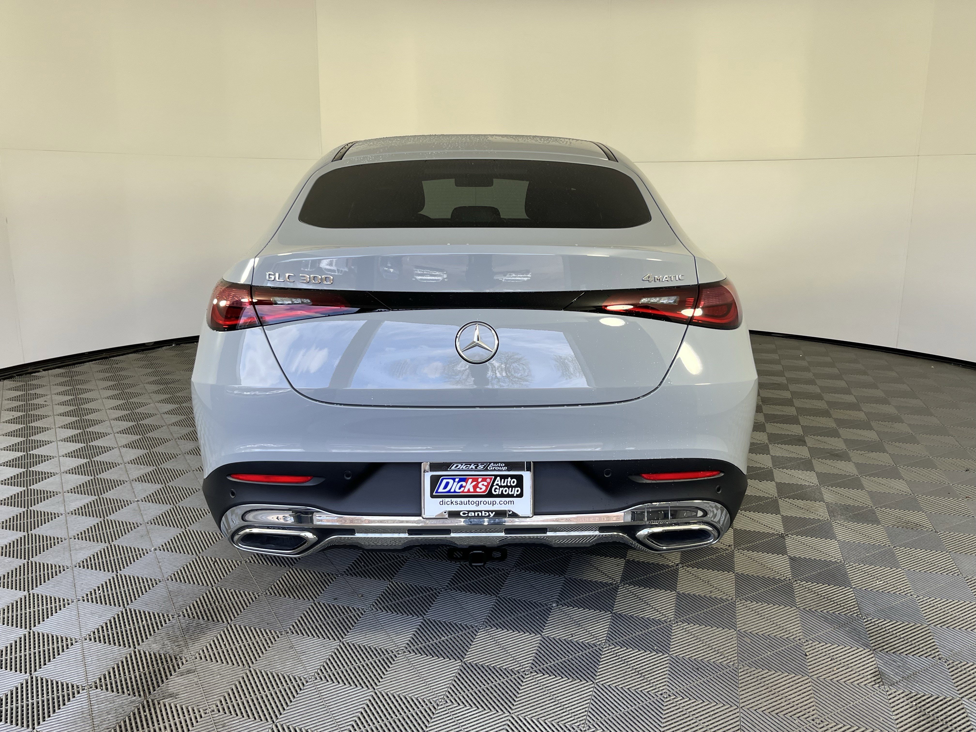 Used 2025 Mercedes-Benz GLC 300 4MATIC image 4