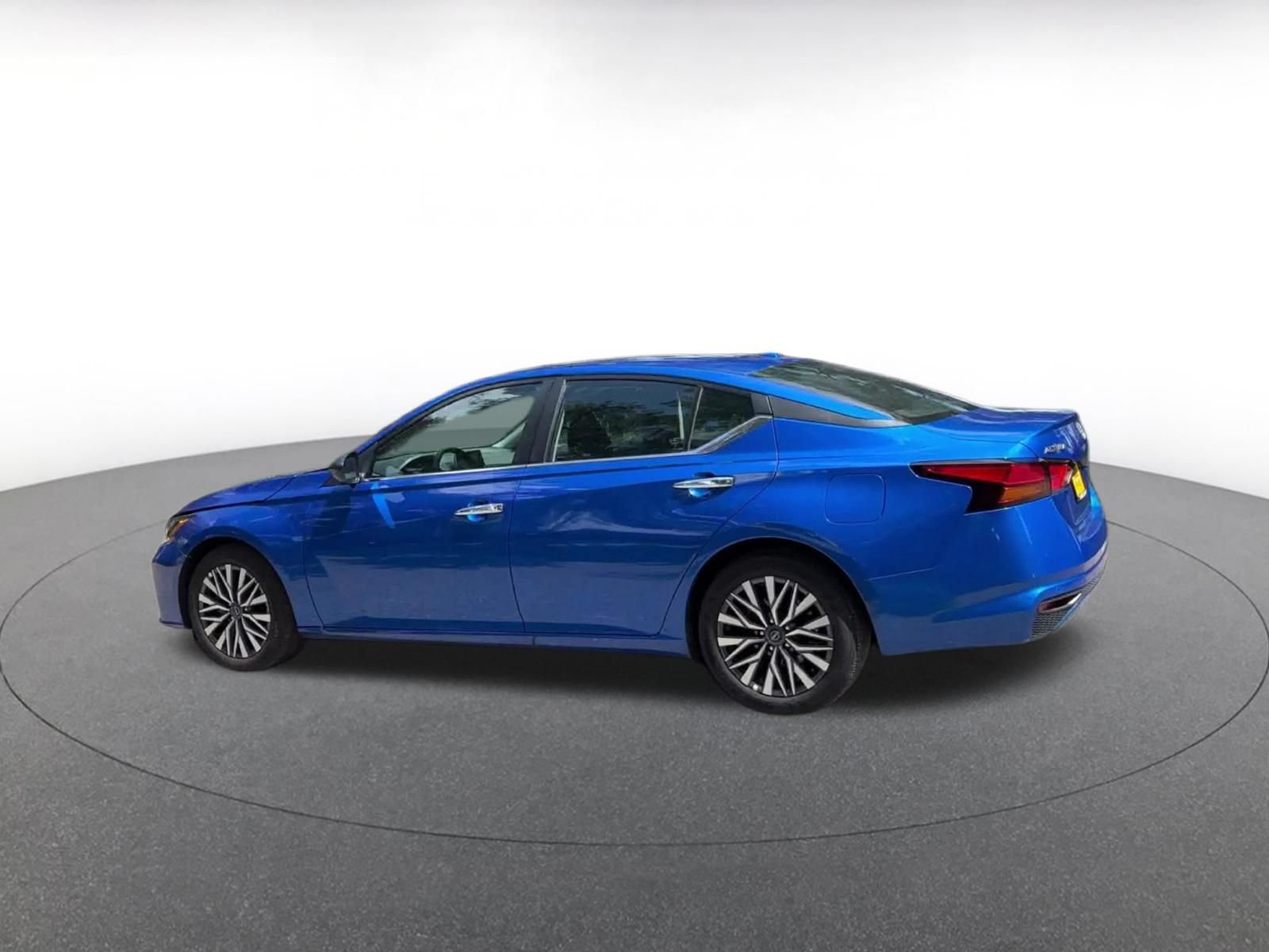 Used 2025 Nissan Altima 2.5 SV FWD image 8