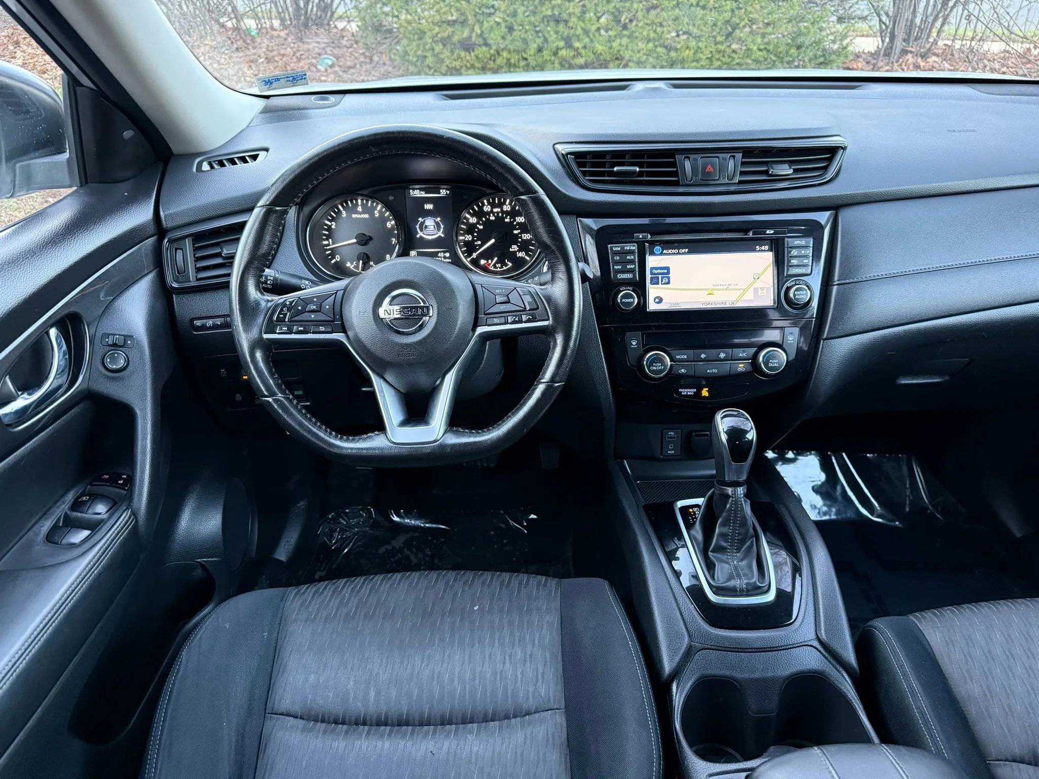 Used 2017 Nissan Rogue SV w/ SV Premium Package image 7