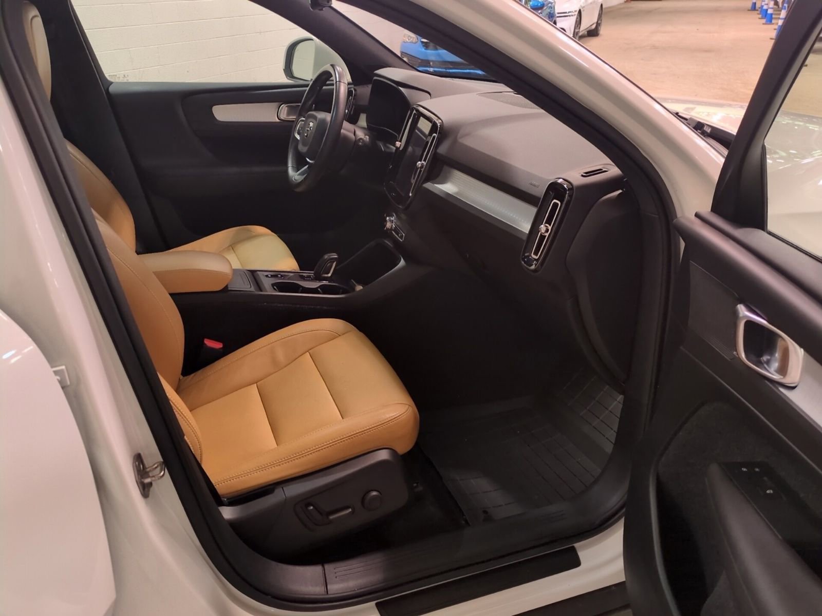 Used 2019 Volvo XC40 T5 Momentum image 9