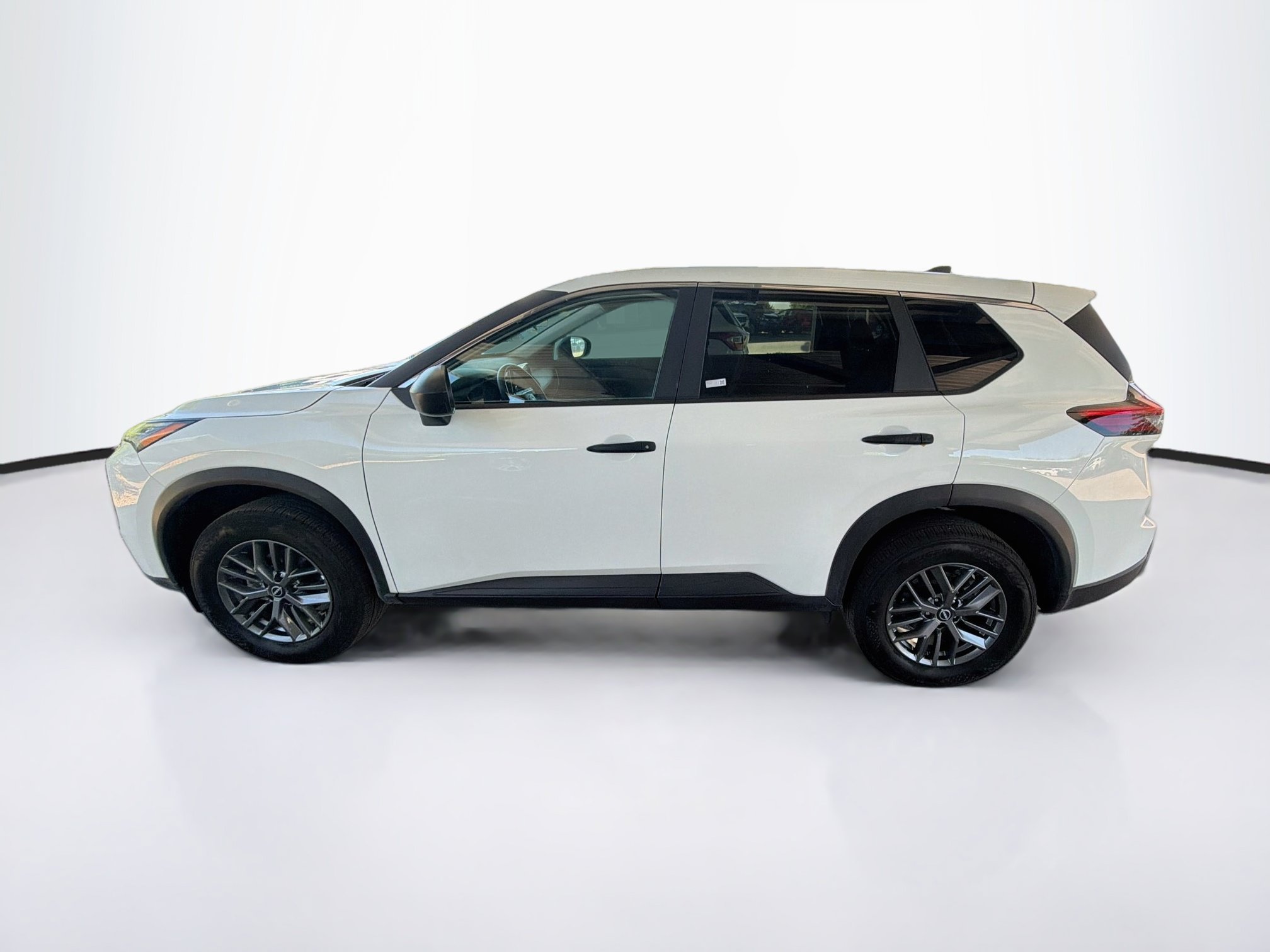 Used 2025 Nissan Rogue S AWD/4WD image 4
