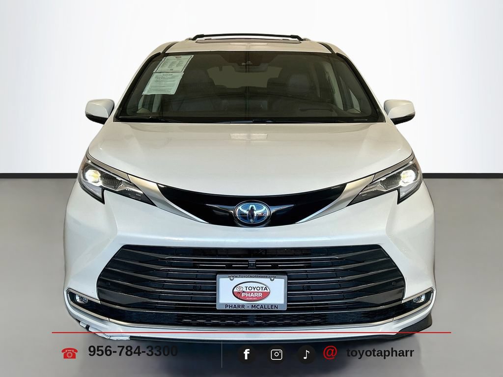Used 2021 Toyota Sienna Platinum FWD image 2