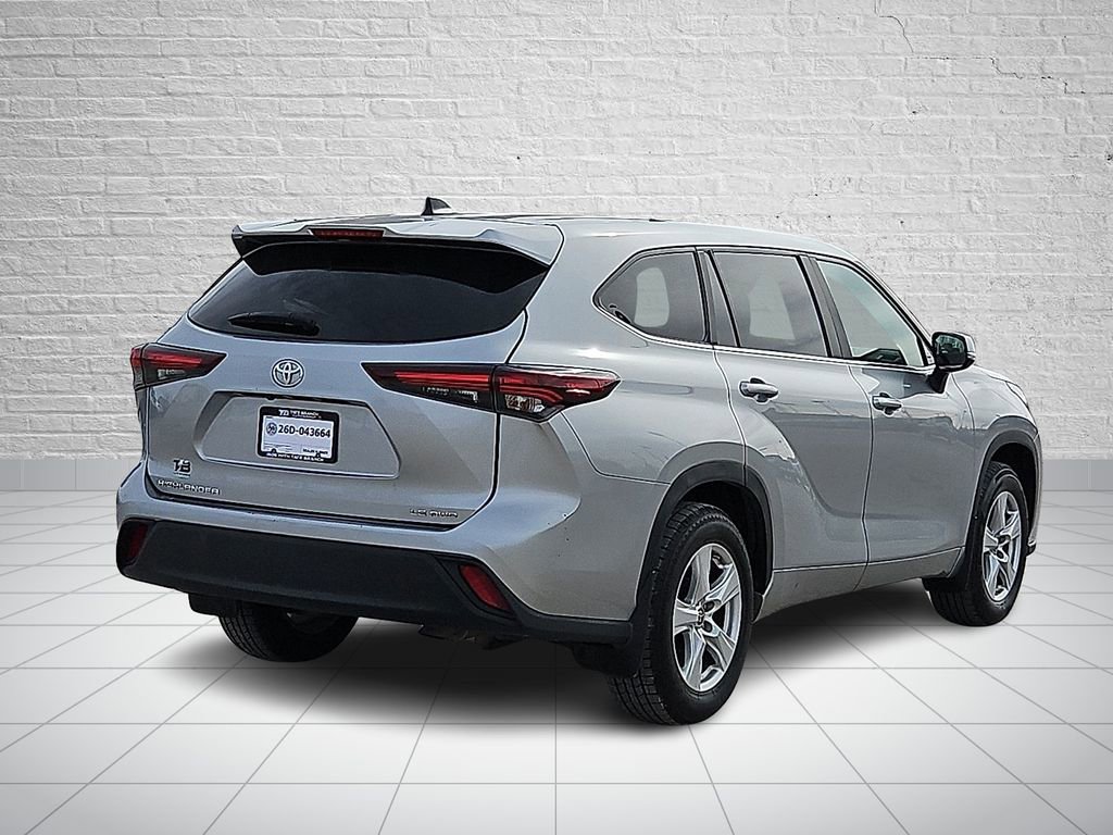 Used 2024 Toyota Highlander LE image 4