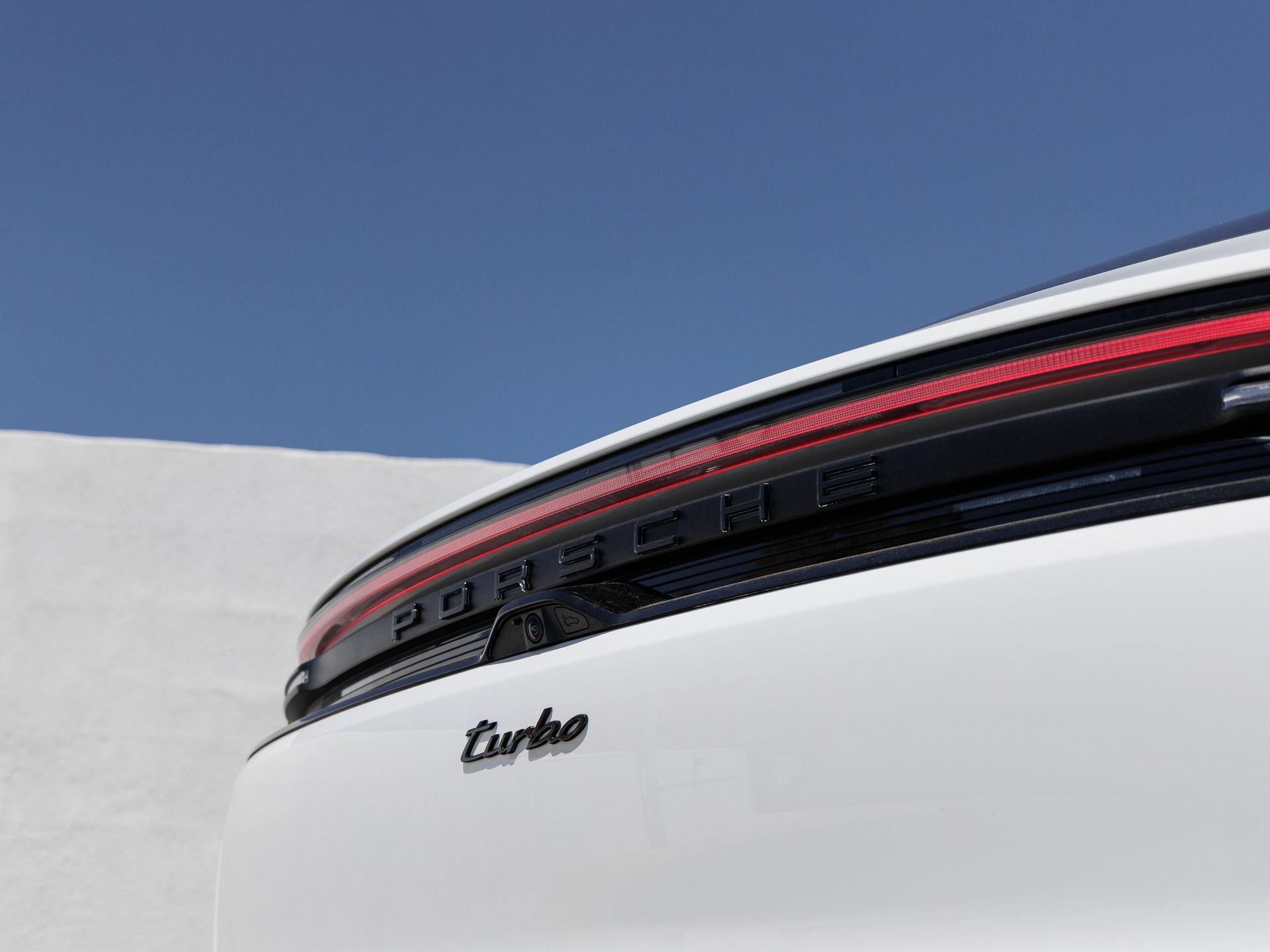 Certified 2025 Porsche Macan Turbo Electric AWD/4WD image 12