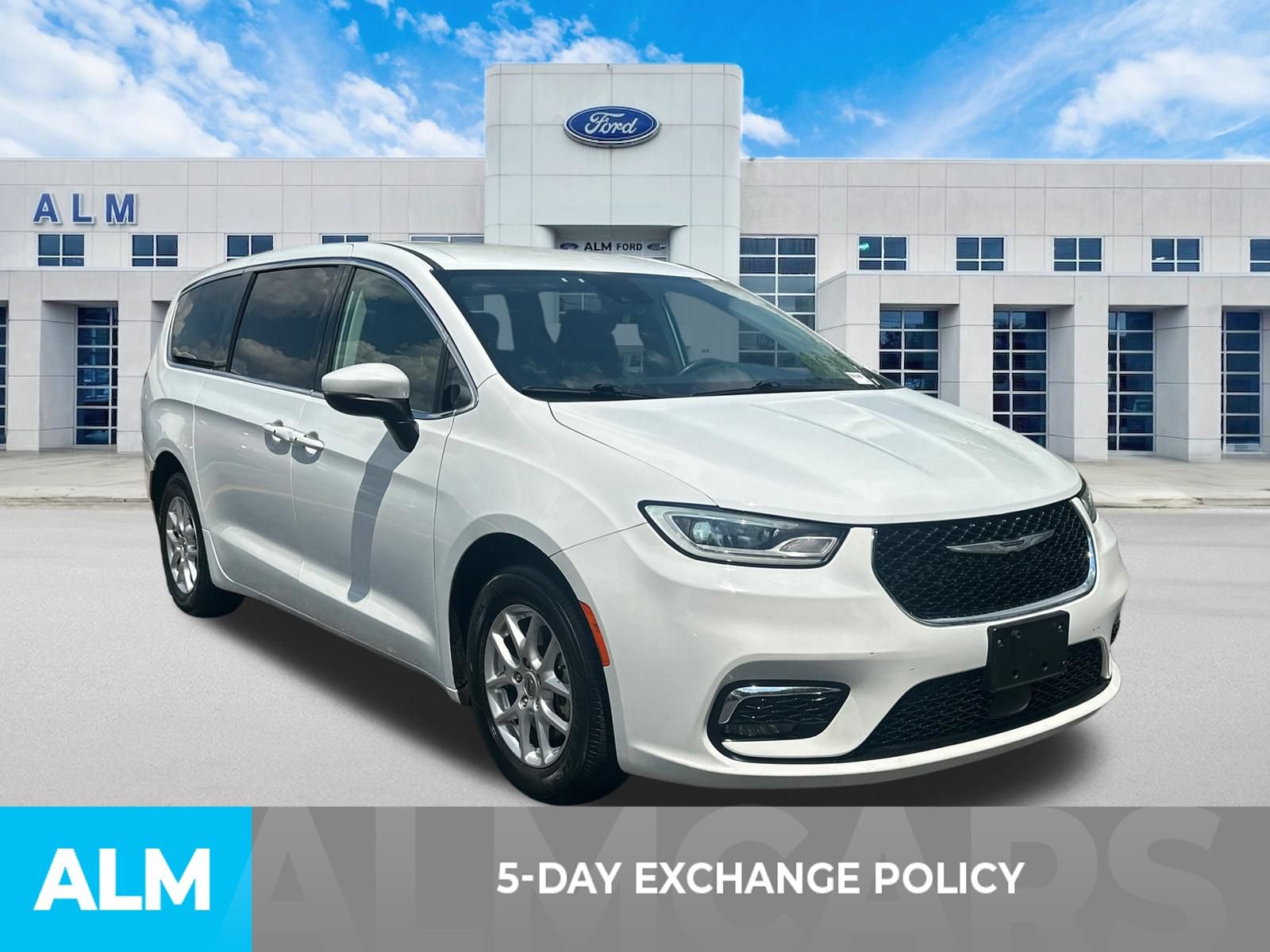 Used 2023 Chrysler Pacifica Touring-L FWD image 3