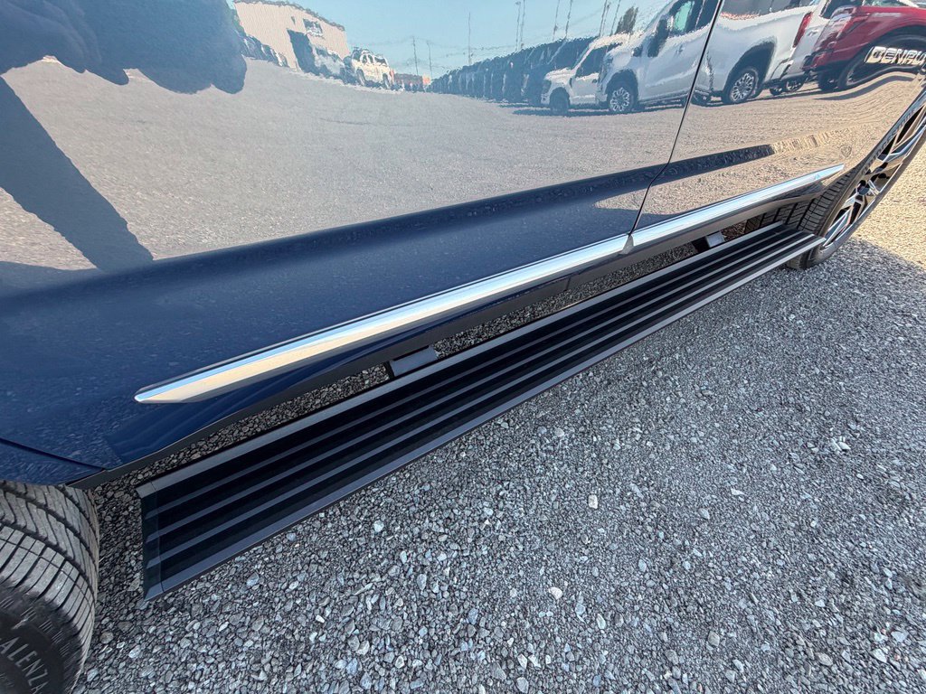 Used 2026 GMC Yukon Denali w/ Sun & Power Step Package AWD/4WD image 23