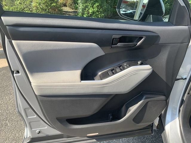 Used 2025 Toyota Highlander LE FWD image 17