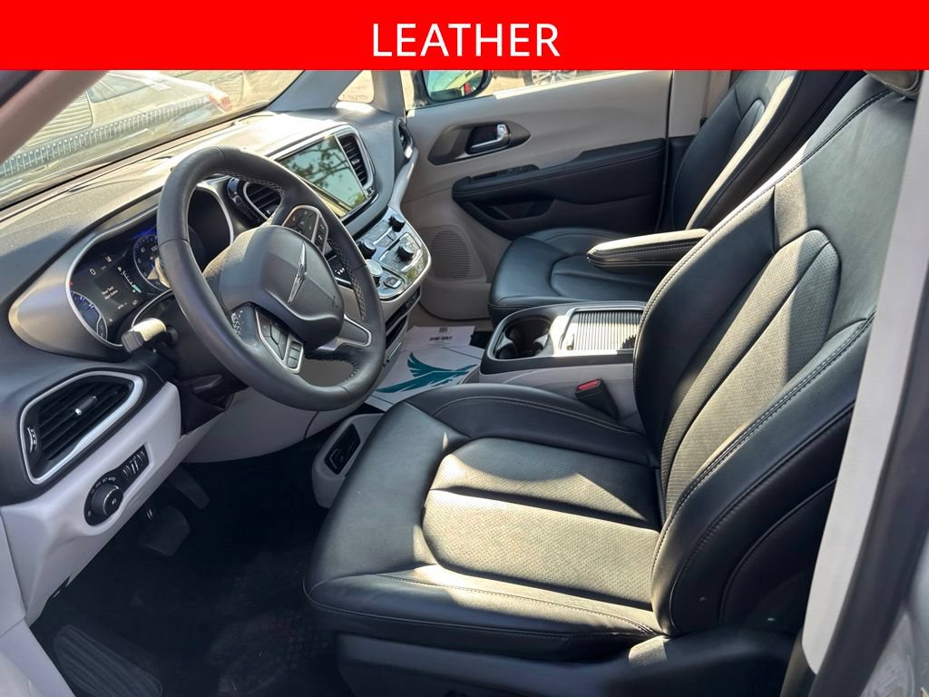 Used 2024 Chrysler Pacifica Touring-L FWD image 5
