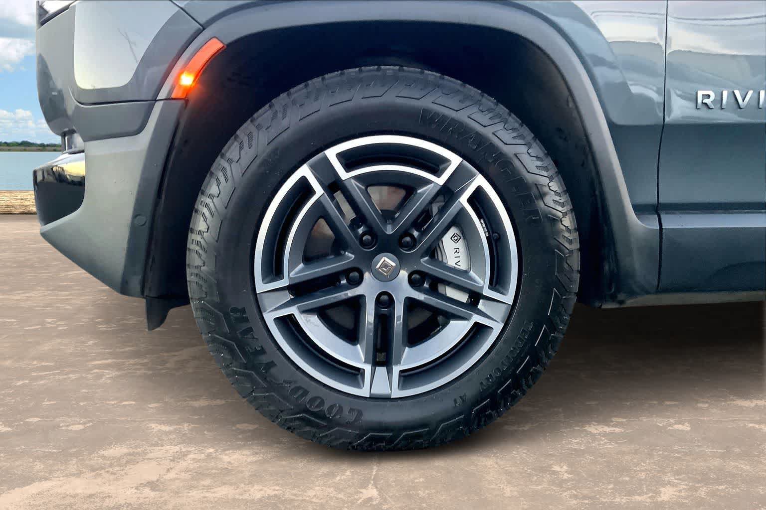 Used 2025 Rivian R1S Adventure Dual AWD/4WD image 8
