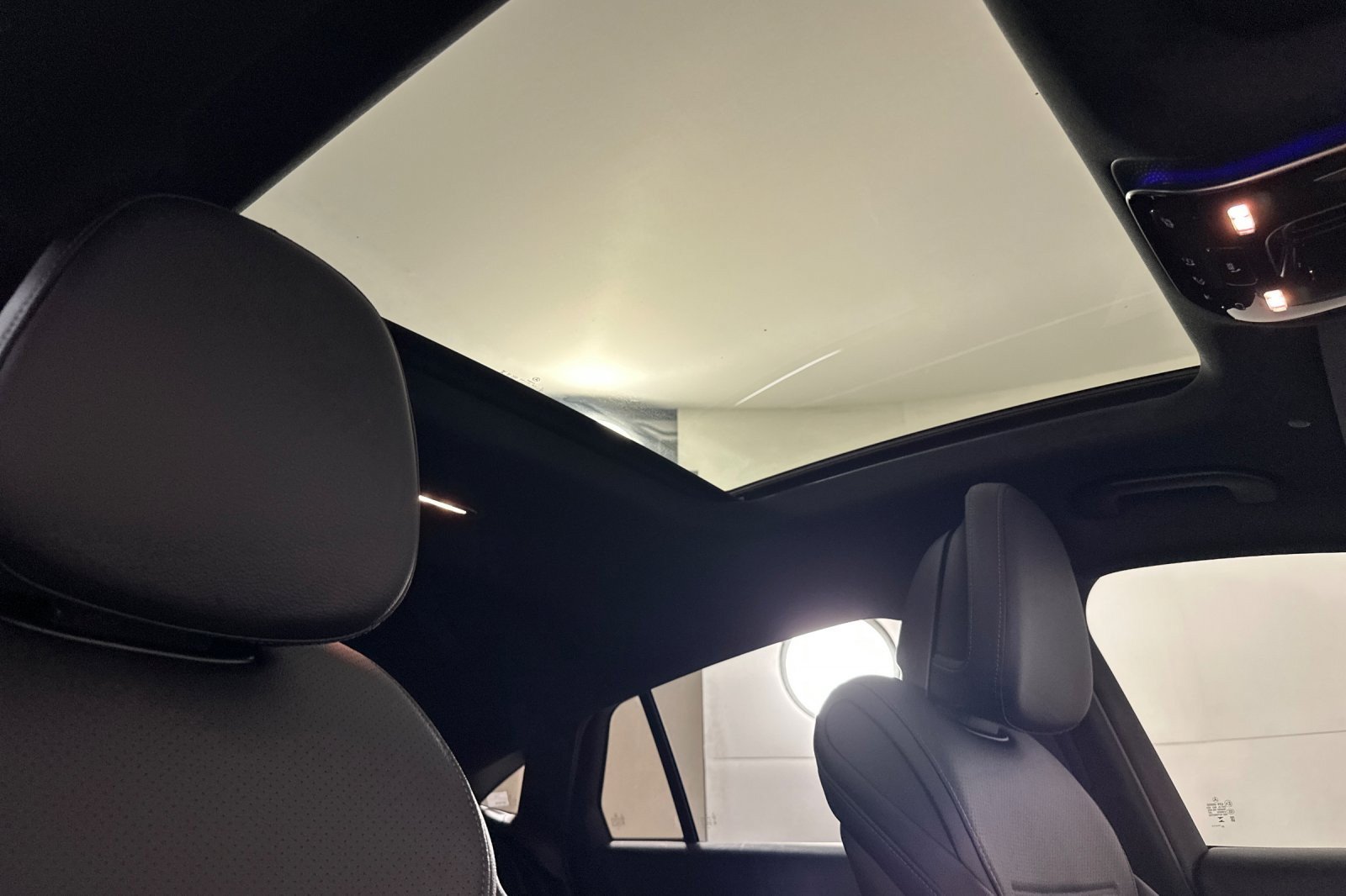 Used 2025 Mercedes-Benz GLC 300 4MATIC image 16
