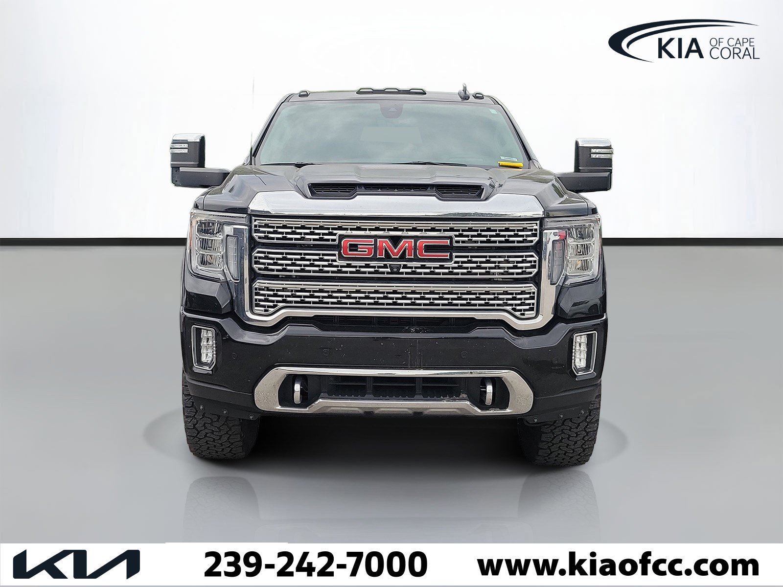 Used 2023 GMC Sierra 2500 Denali w/ Denali Black Diamond Edition AWD/4WD image 2