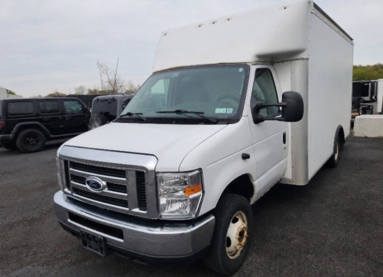 Used 2016 Ford E-350 and Econoline 350 Super Duty RWD image 2