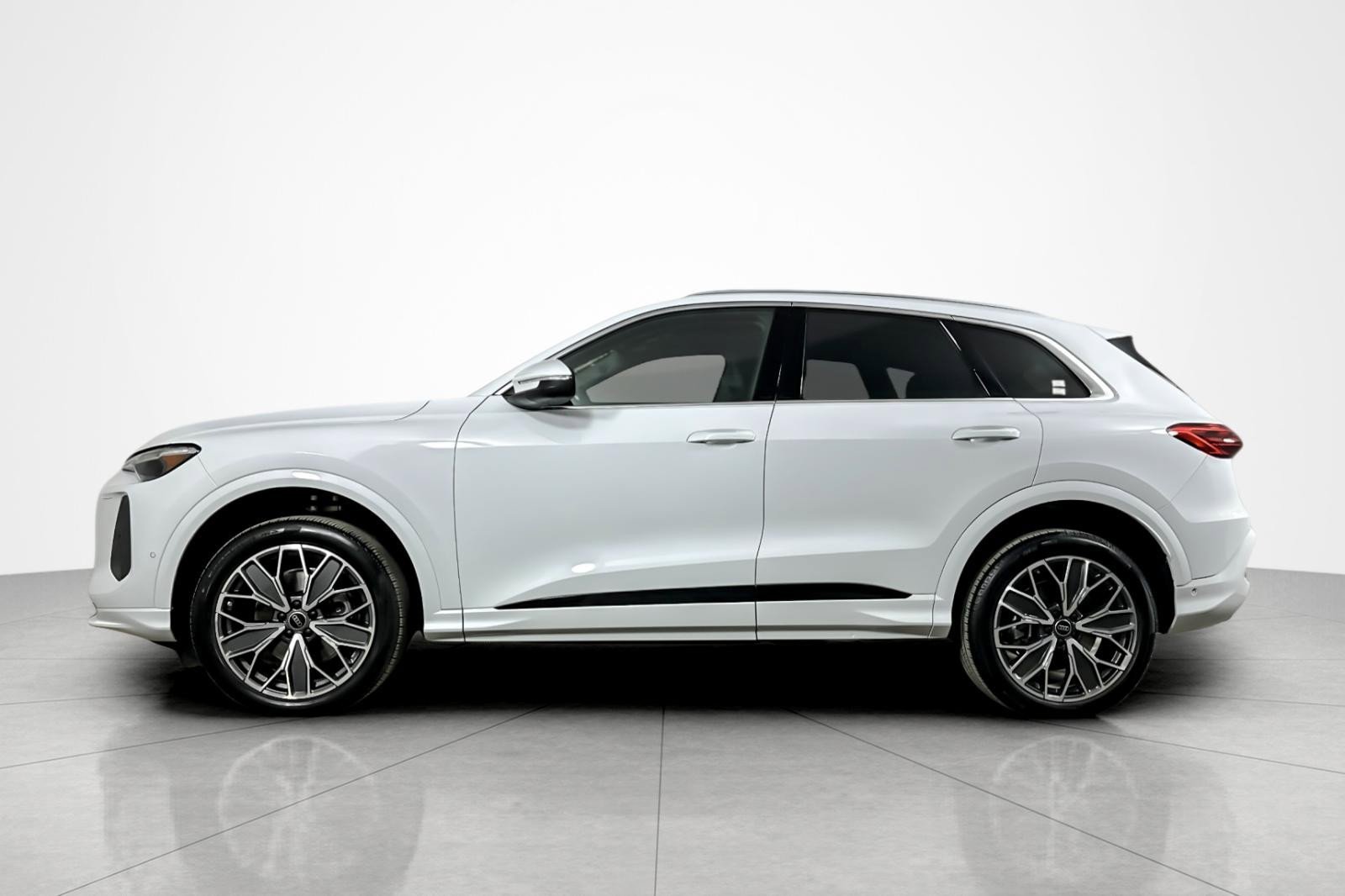 Used 2025 Audi Q5 Premium Plus w/ Premium Plus AWD/4WD image 2