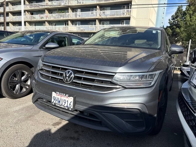 Used 2023 Volkswagen Tiguan SE w/ Panoramic Sunroof Package FWD image 2