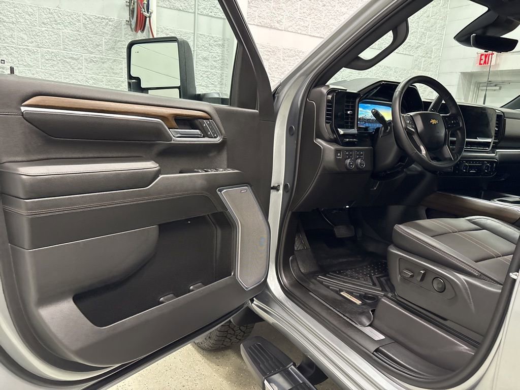Used 2024 Chevrolet Silverado 3500 High Country w/ High Country Premium Package AWD/4WD image 15