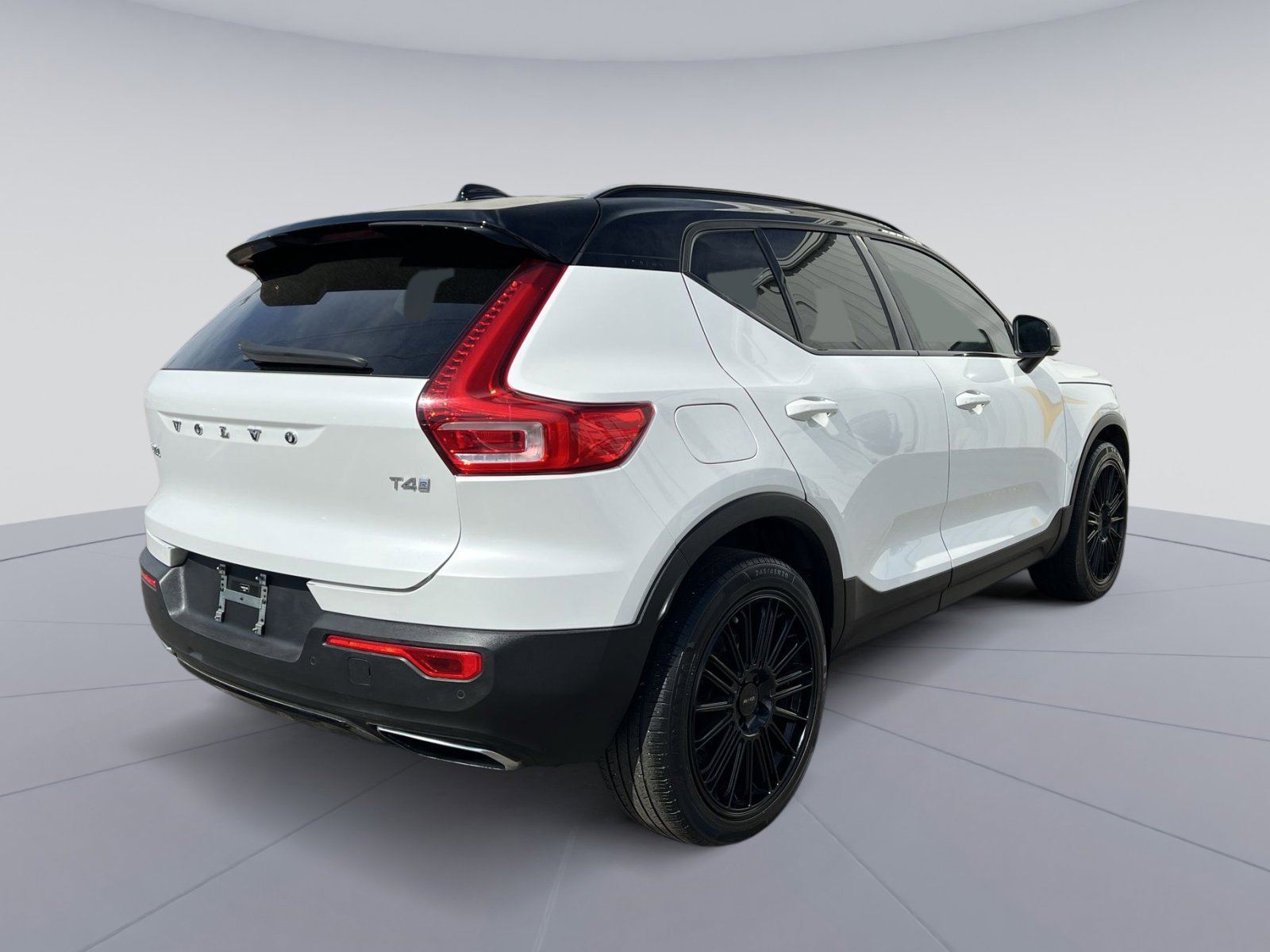 Used 2020 Volvo XC40 T4 R-Design w/ Protection Package Premier image 9
