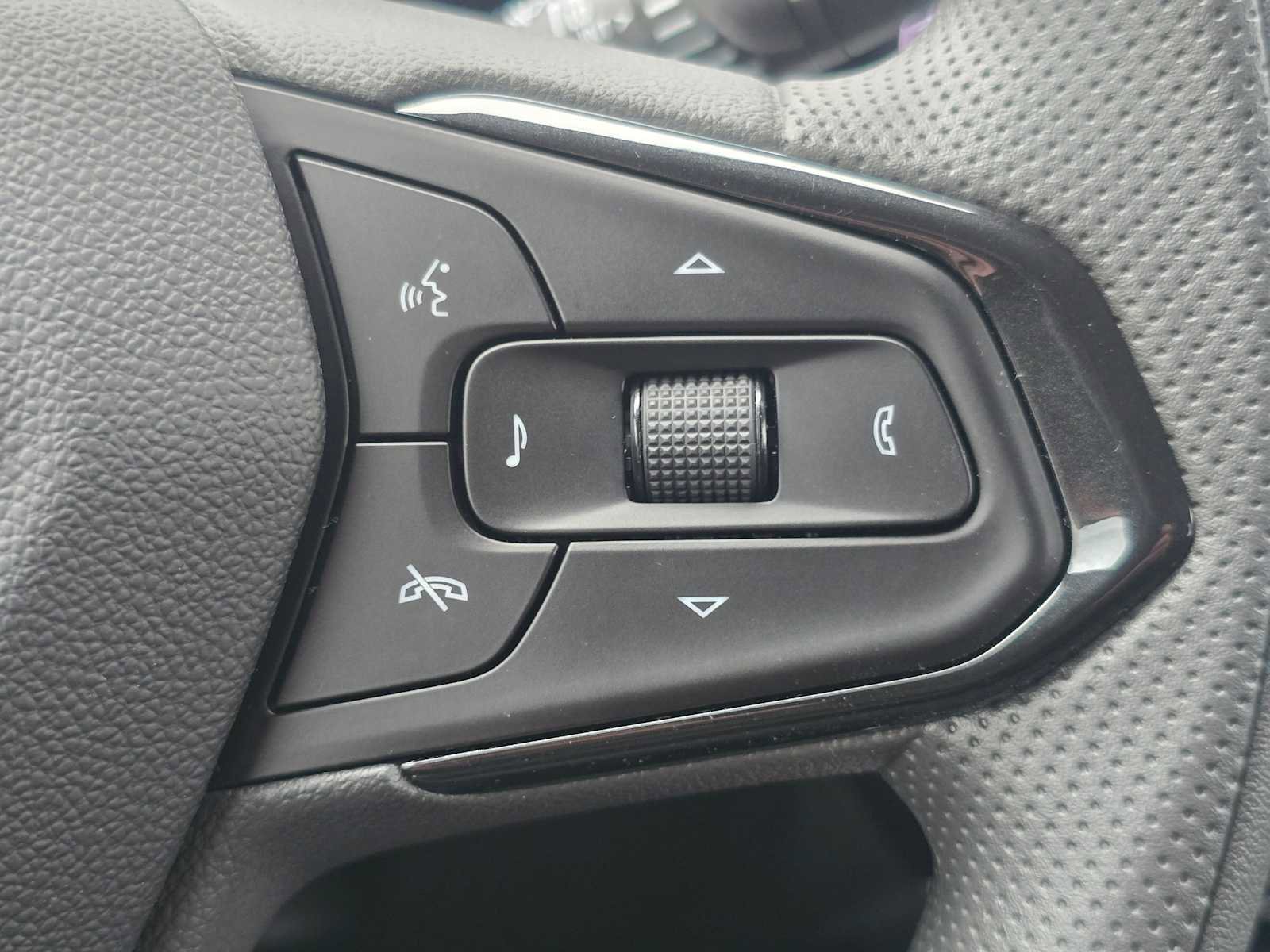 Used 2025 Chevrolet Trax LT image 32