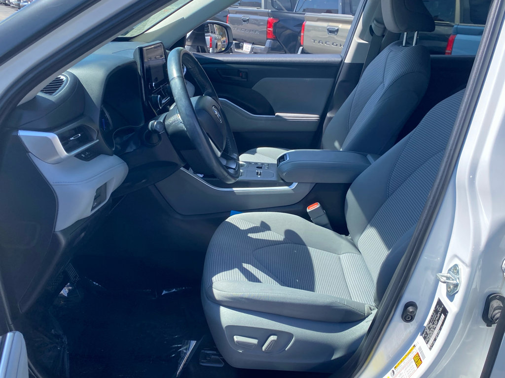 Used 2023 Toyota Highlander LE image 5