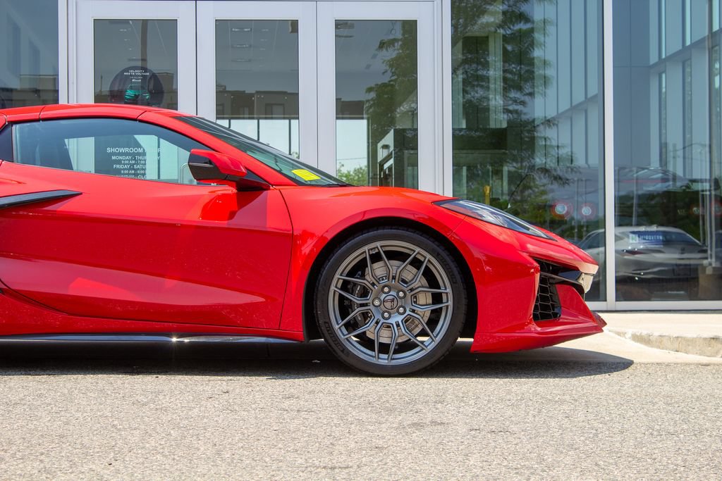 Used 2025 Chevrolet Corvette Z06 RWD image 5