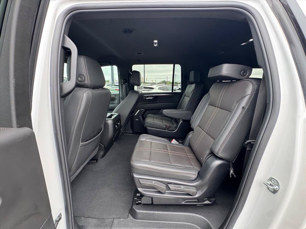 Used 2025 Chevrolet Suburban High Country AWD/4WD image 12