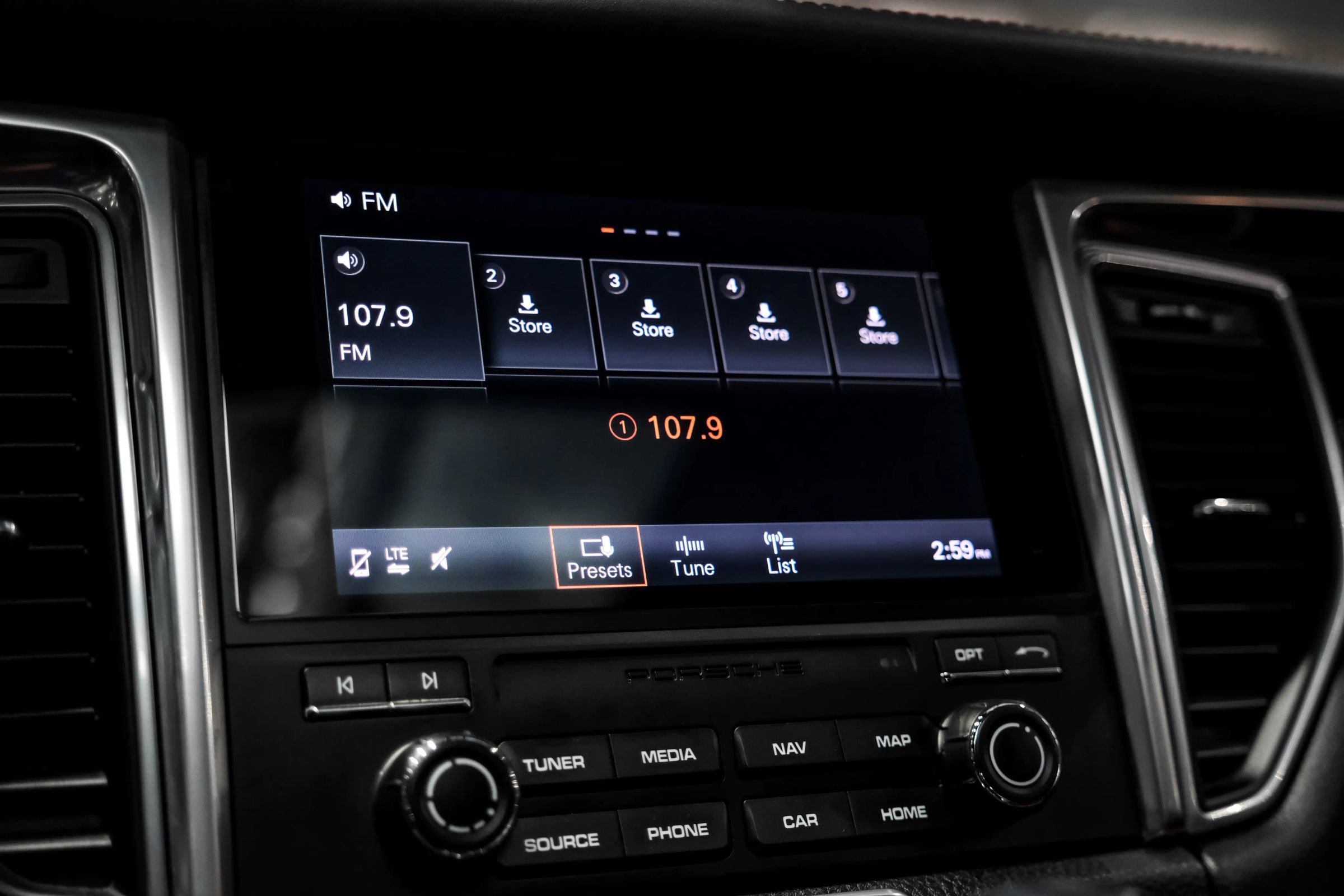 Used 2017 Porsche Macan S image 32