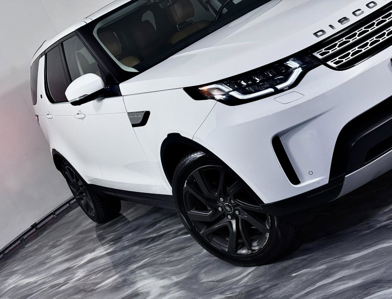 Used 2018 Land Rover Discovery HSE AWD/4WD image 4