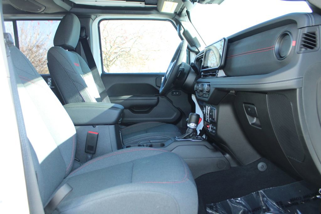 Used 2025 Jeep Wrangler Unlimited Rubicon w/ Technology Group image 24
