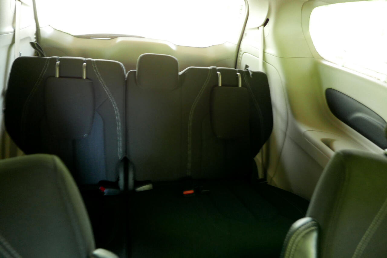 Used 2022 Chrysler Voyager LX image 11