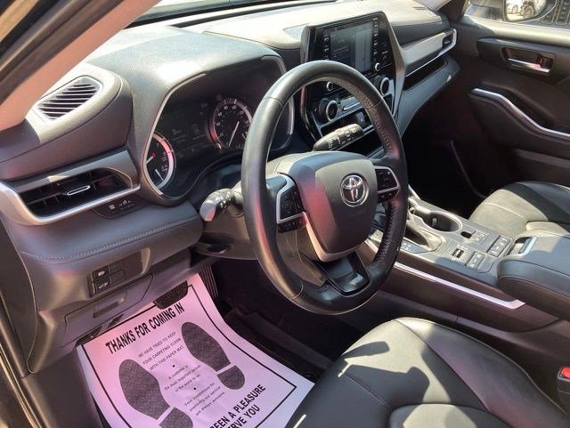 Used 2022 Toyota Highlander XLE AWD/4WD image 14