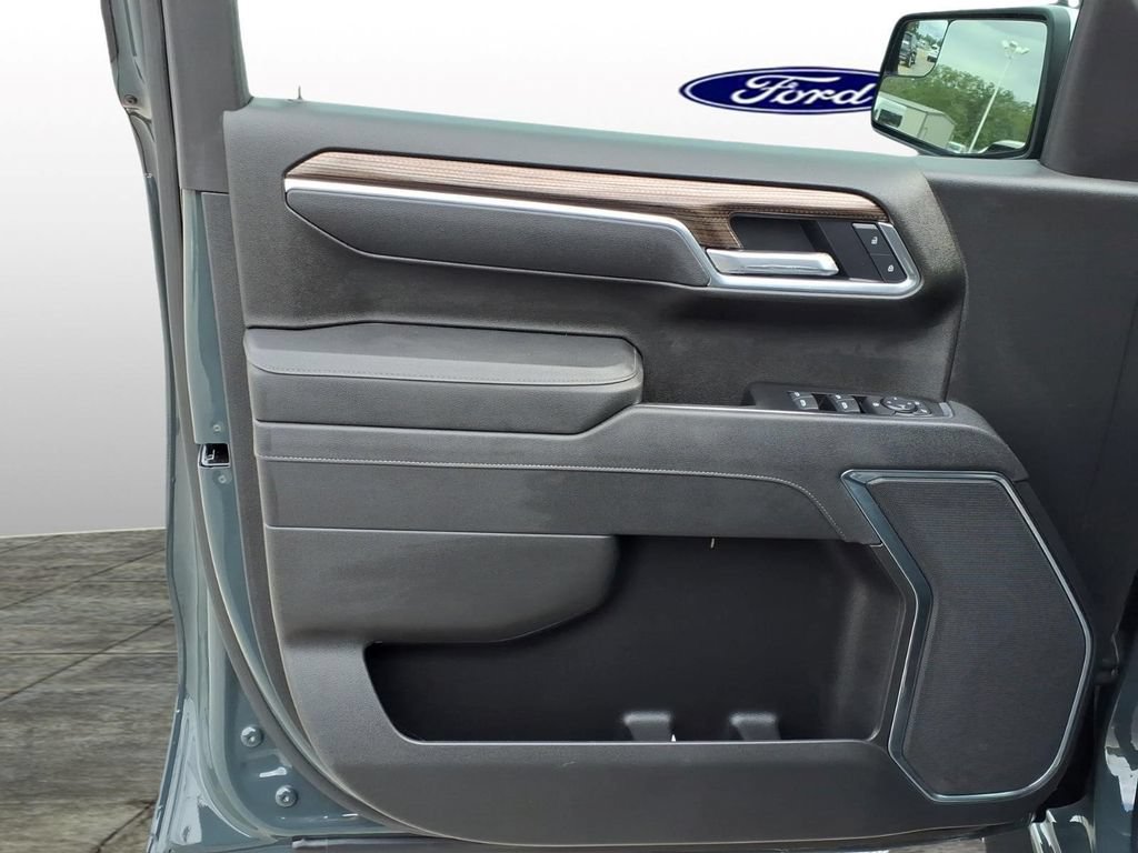 Used 2025 Chevrolet Silverado 1500 LT AWD/4WD image 9