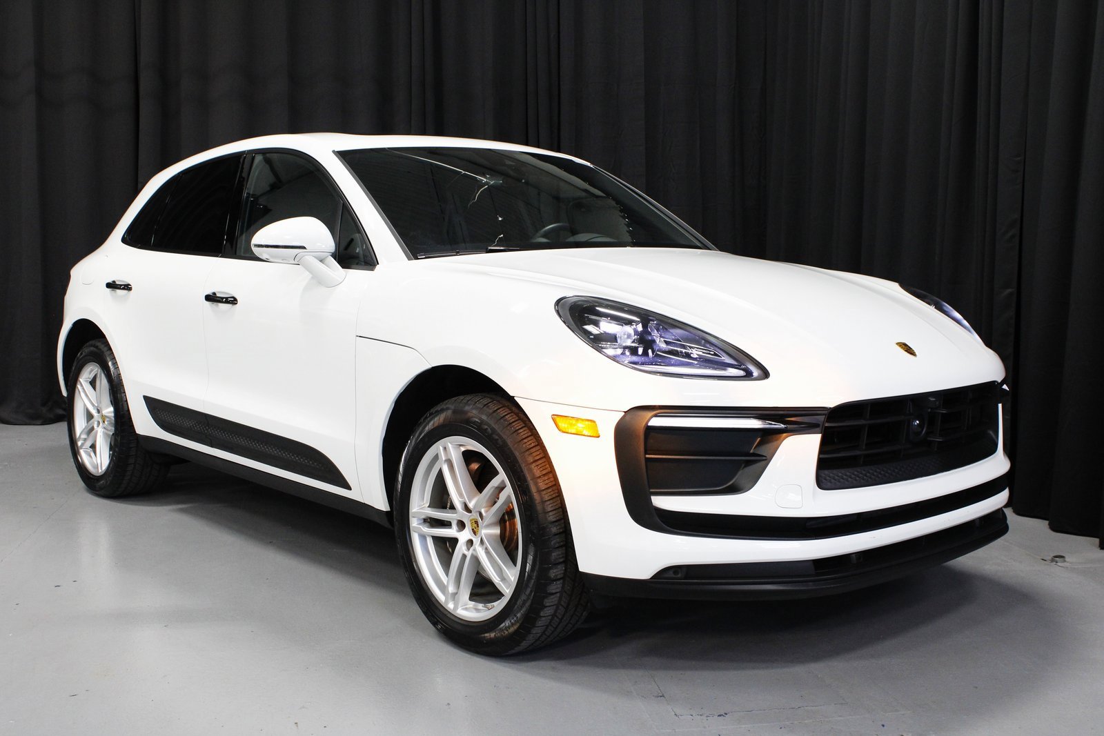 Certified 2025 Porsche Macan image 9