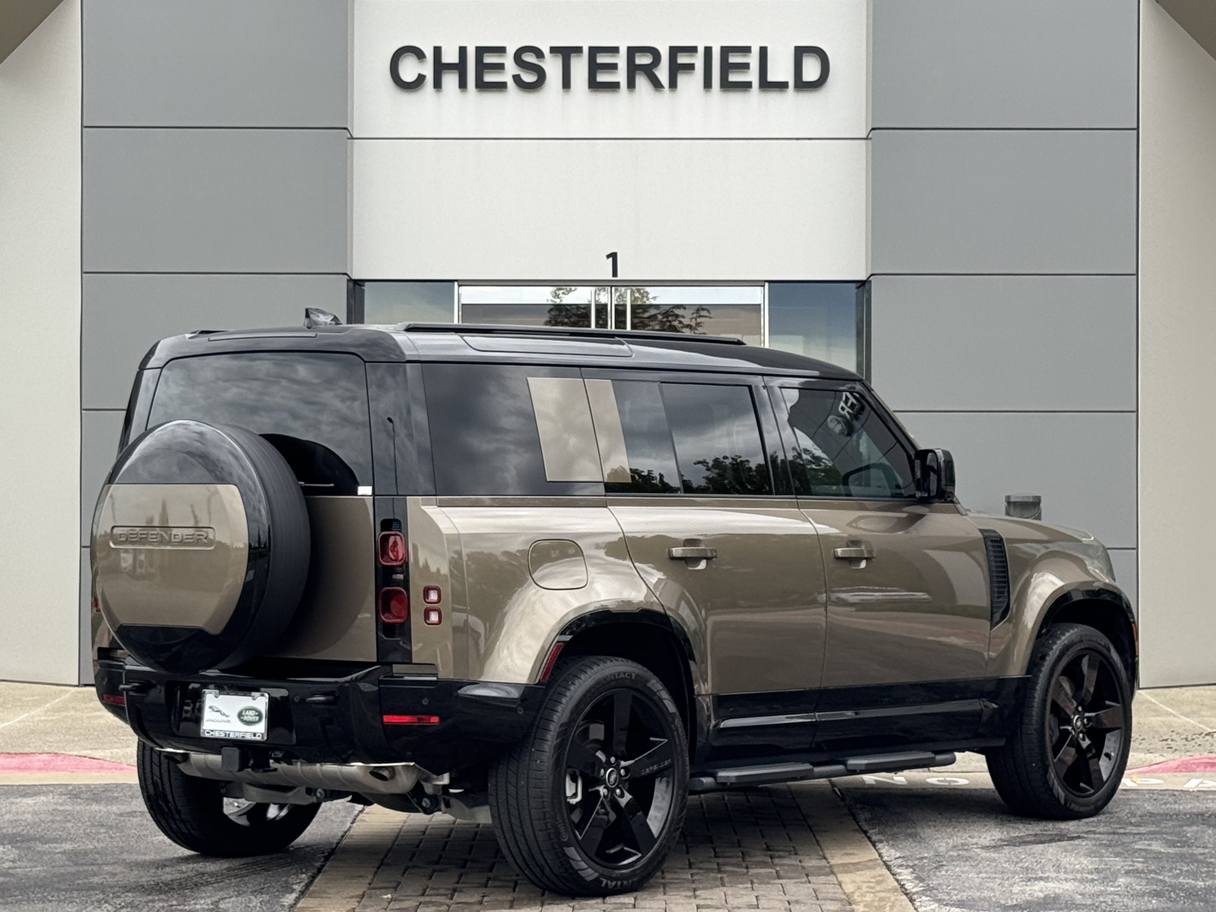 Certified 2025 Land Rover Defender 110 X-Dynamic SE AWD/4WD image 2