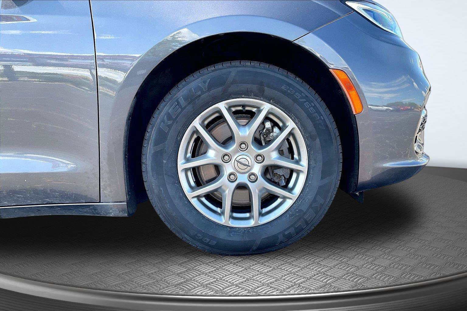 Used 2021 Chrysler Pacifica Touring w/ Cold Weather Group FWD image 9