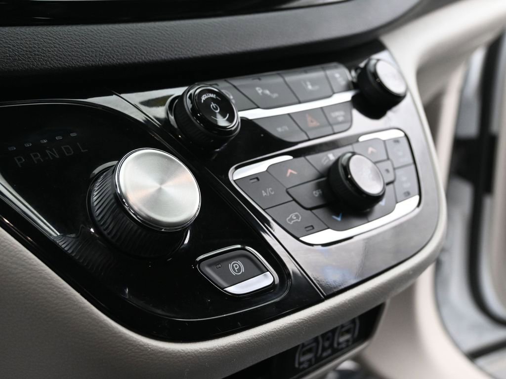 Used 2024 Chrysler Pacifica Touring-L image 25