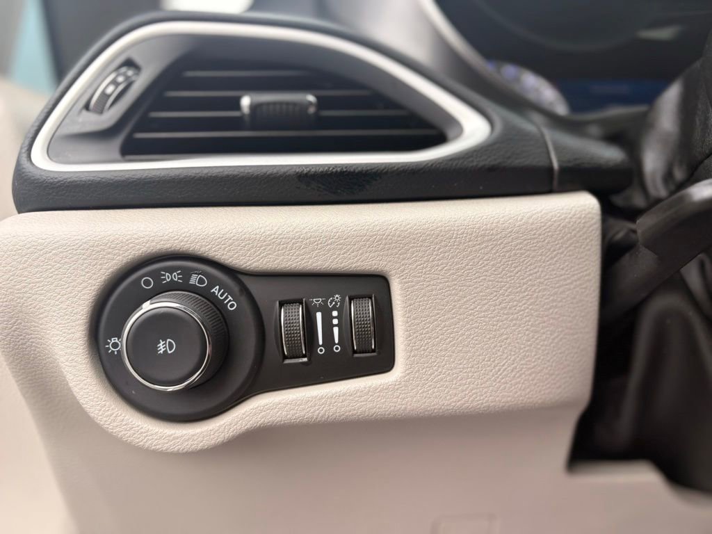 Used 2023 Chrysler Pacifica Touring-L FWD image 19