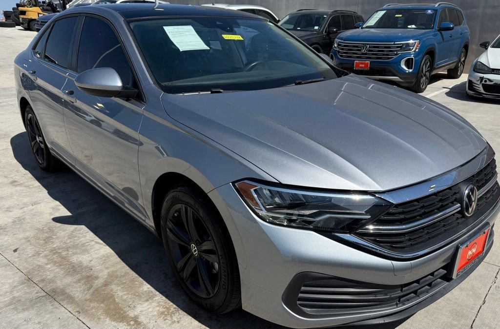 Used 2024 Volkswagen Jetta SE w/ Panoramic Sunroof Package FWD image 2