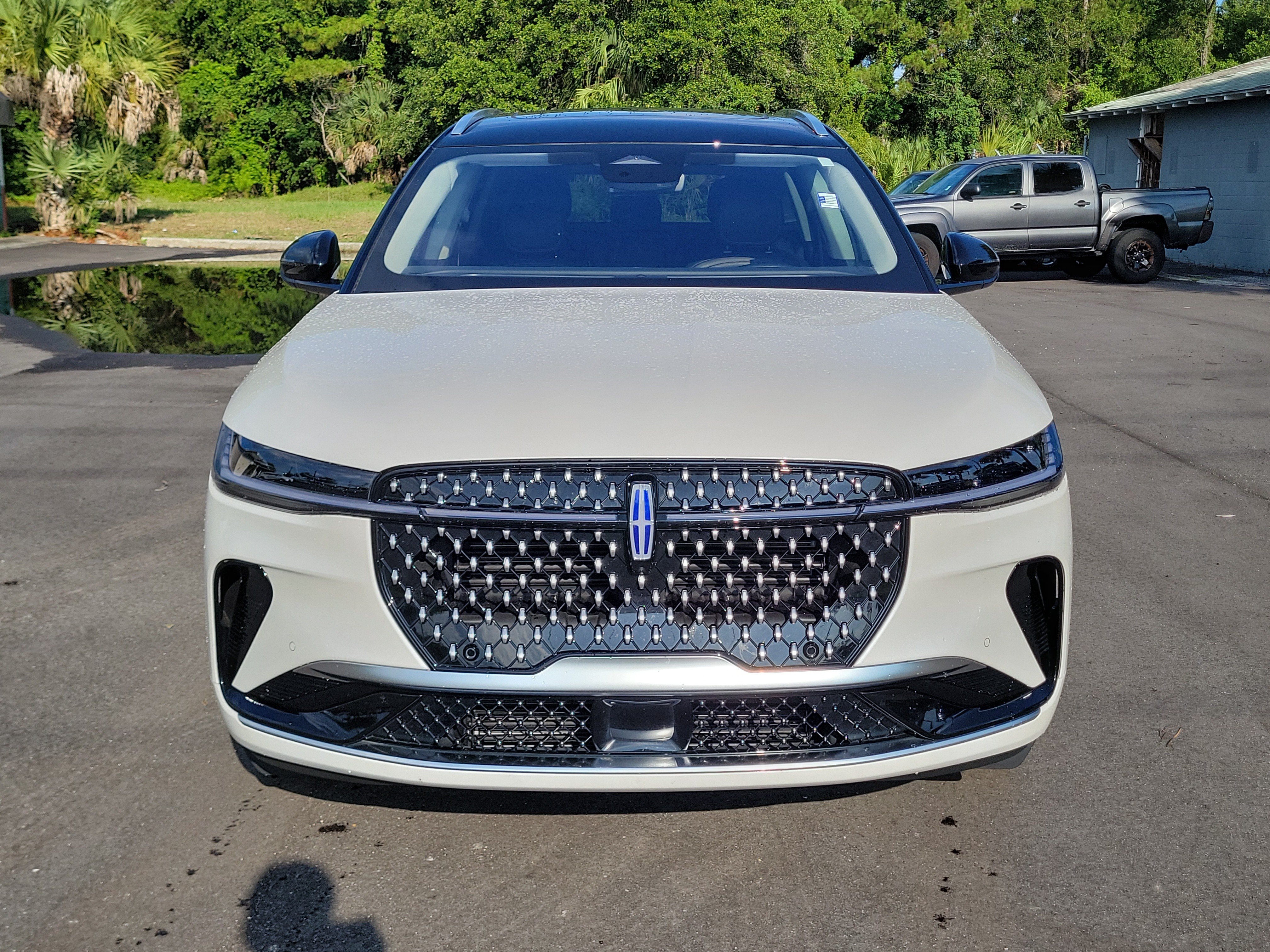 Used 2025 Lincoln Nautilus Reserve AWD/4WD image 2