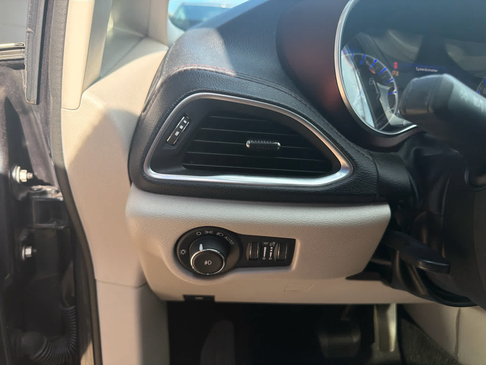 Used 2020 Chrysler Pacifica Limited FWD image 22