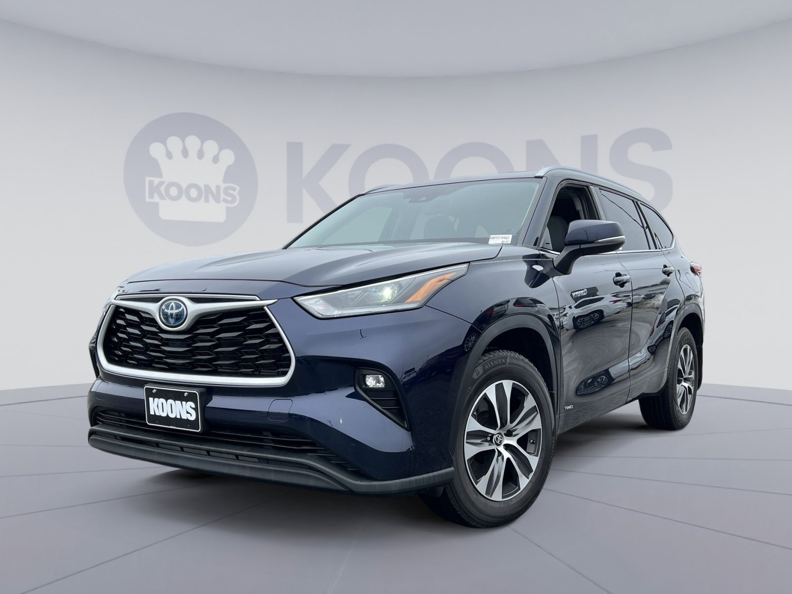 Used 2021 Toyota Highlander XLE image 1